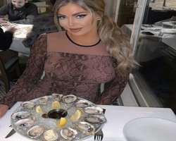 Sophia Pierson eating non vegetarian food
